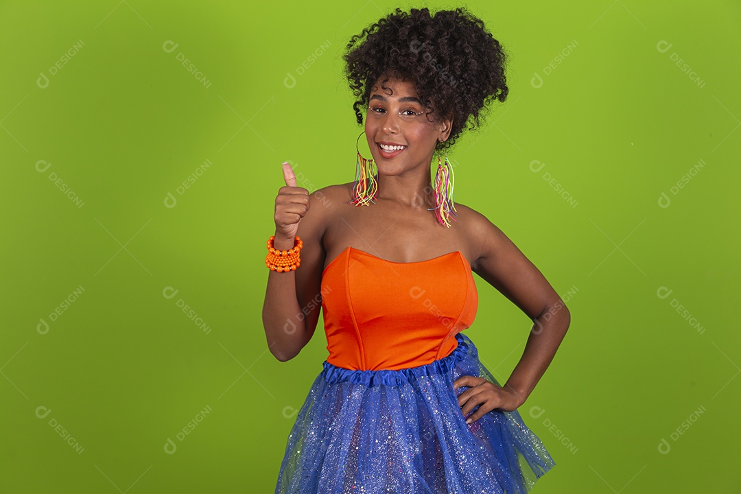 Linda mulher jovem celebrando carnaval