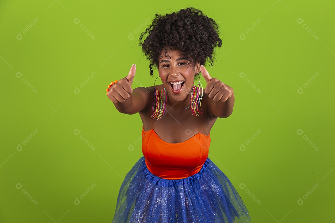 Linda mulher jovem celebrando carnaval