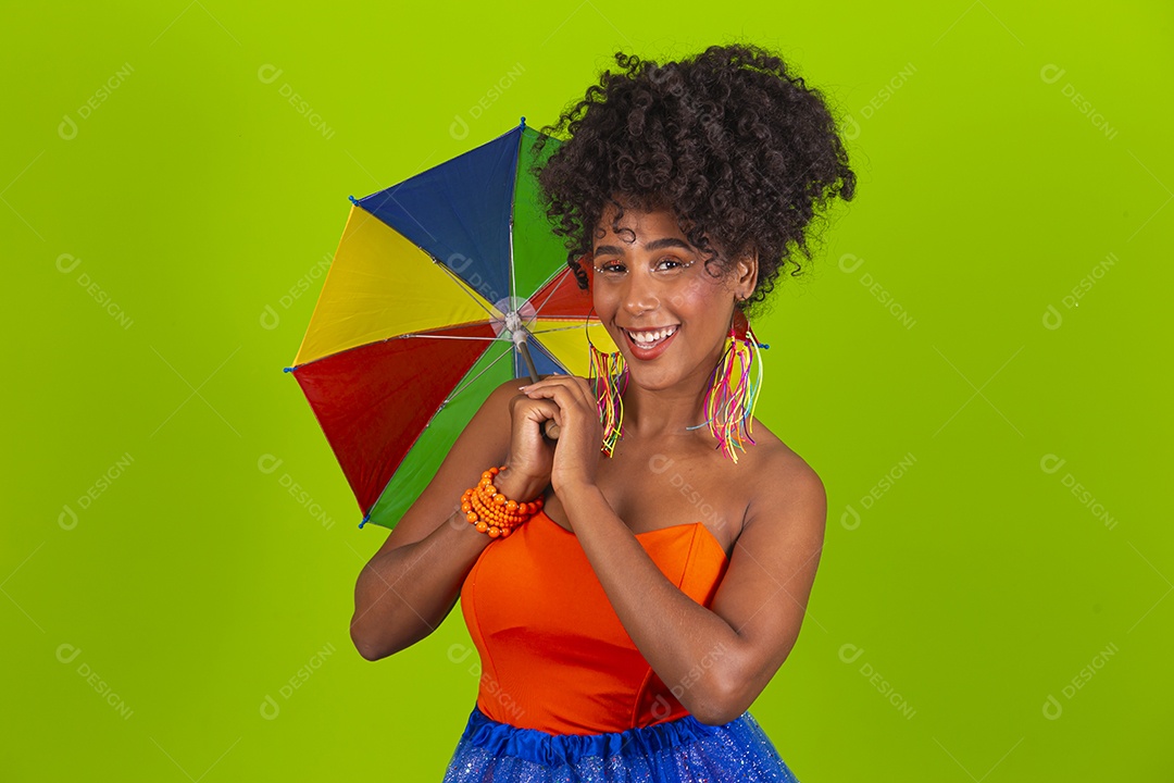 Linda mulher jovem celebrando carnaval