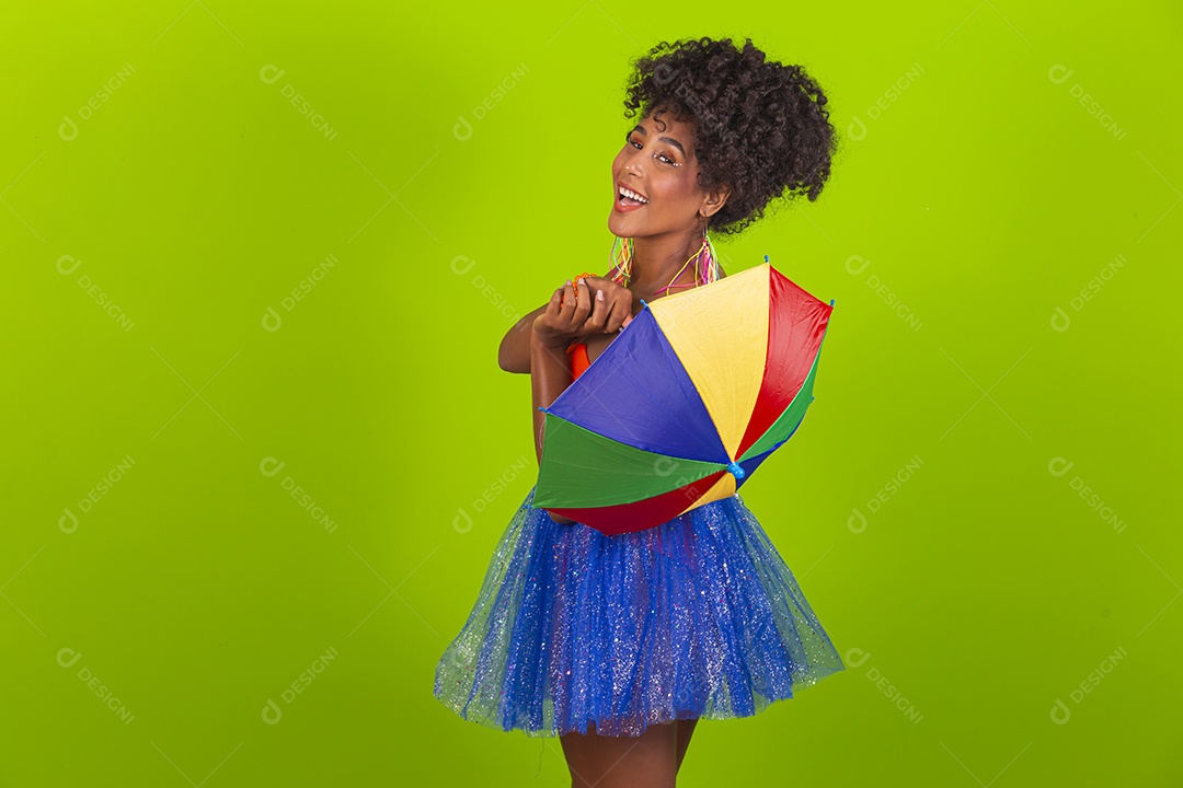 Linda mulher jovem celebrando carnaval