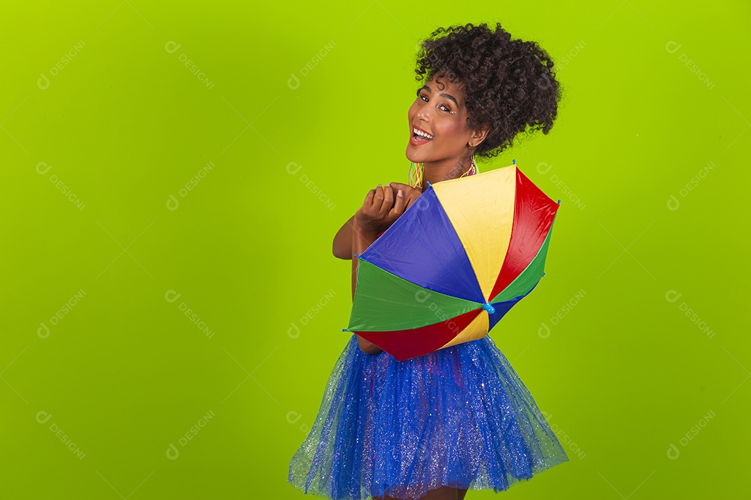 Linda mulher jovem celebrando carnaval