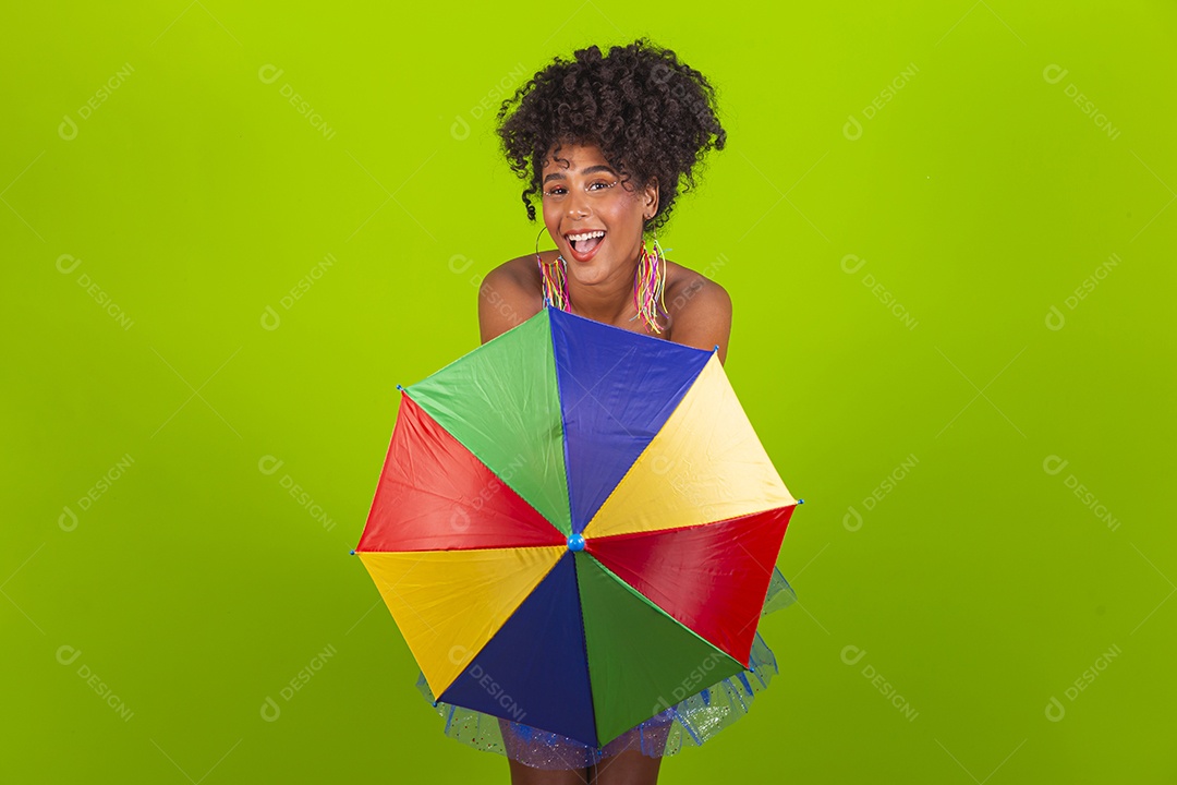 Linda mulher jovem celebrando carnaval