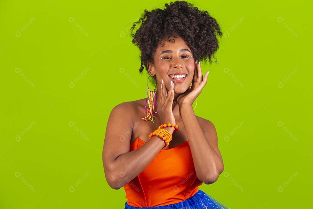 Linda mulher jovem celebrando carnaval