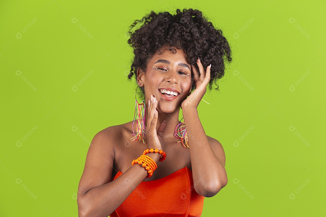 Linda mulher jovem celebrando carnaval