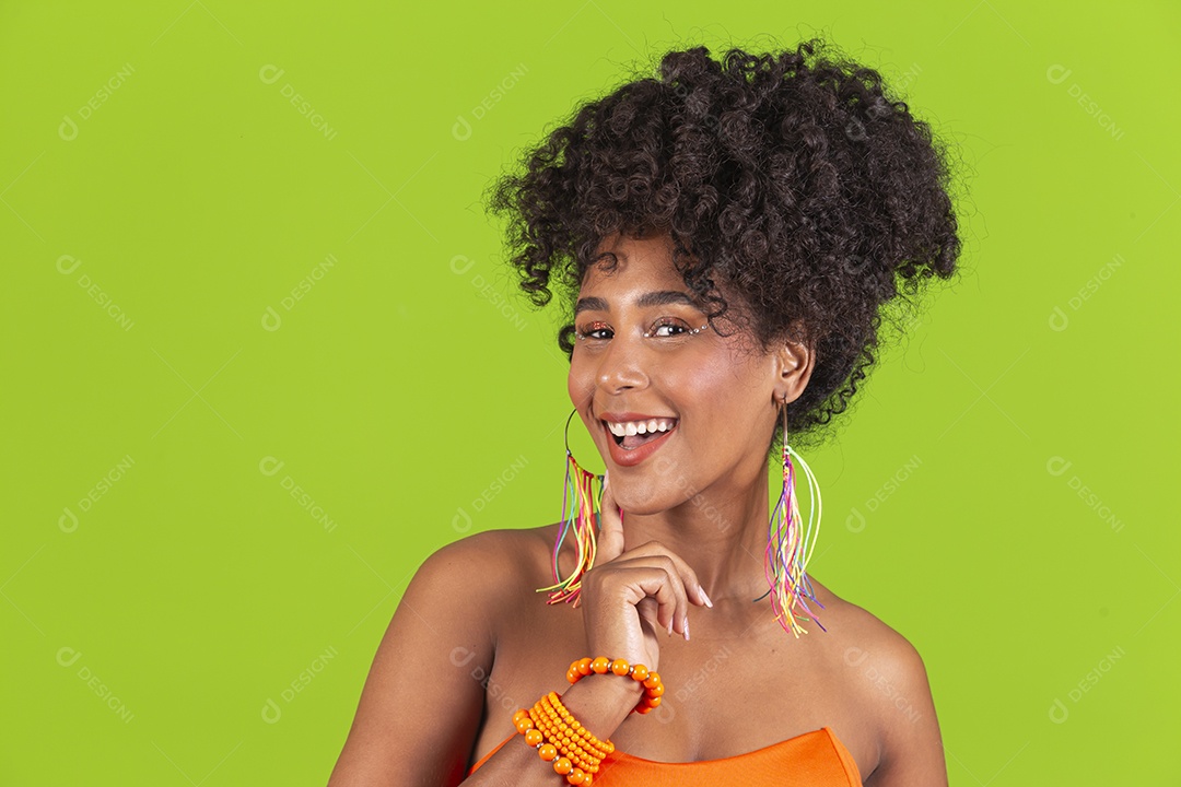 Linda mulher jovem celebrando carnaval