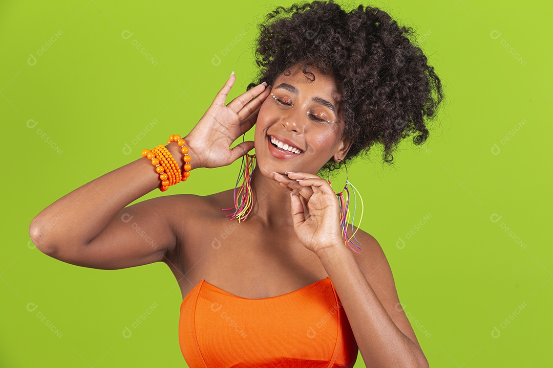 Linda mulher jovem celebrando carnaval