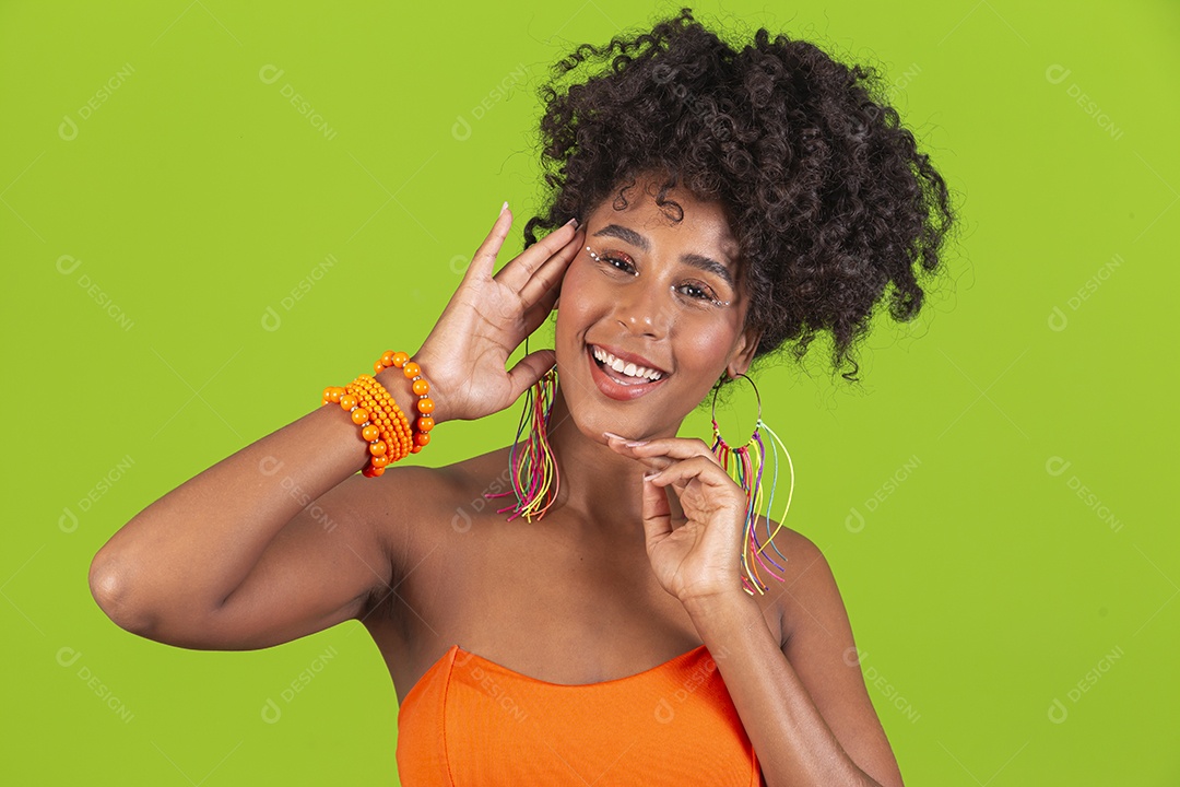 Linda mulher jovem celebrando carnaval