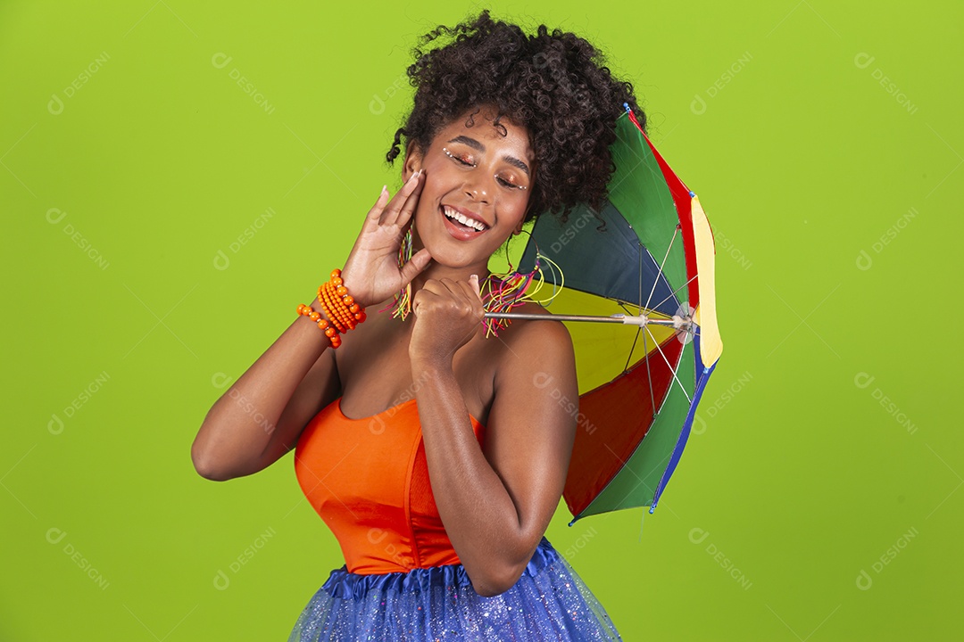 Linda mulher jovem celebrando carnaval