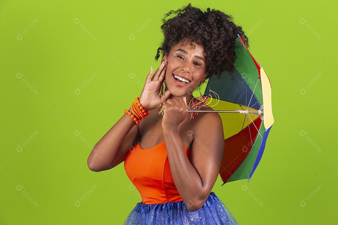 Linda mulher jovem celebrando carnaval