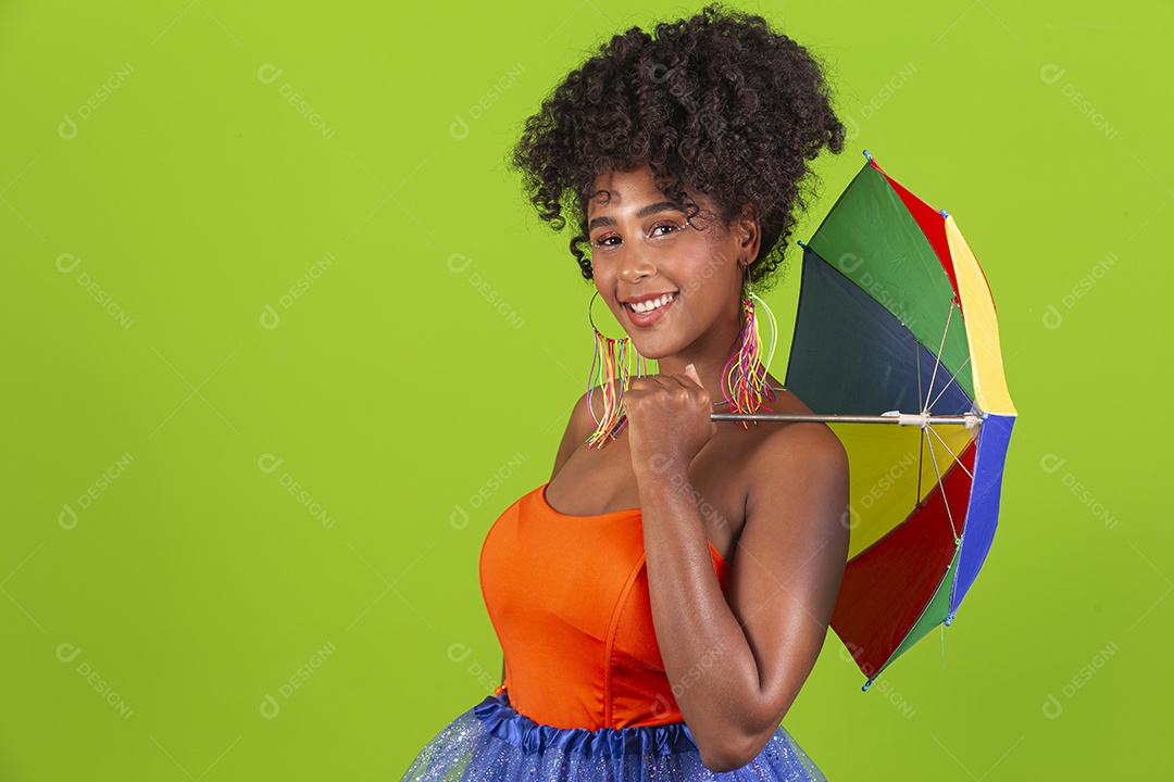 Linda mulher jovem celebrando carnaval