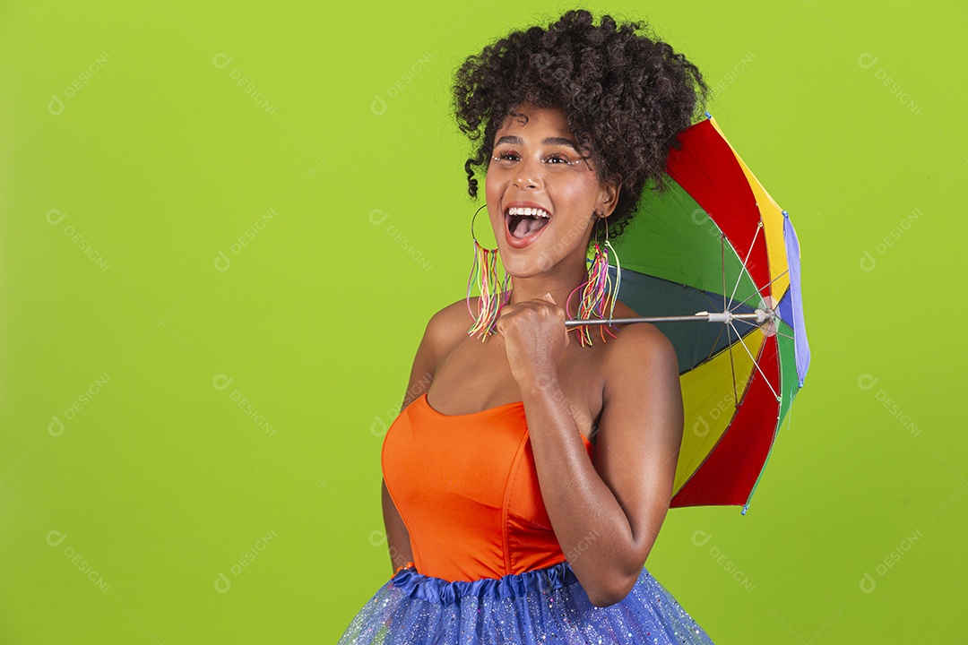 Linda mulher jovem celebrando carnaval