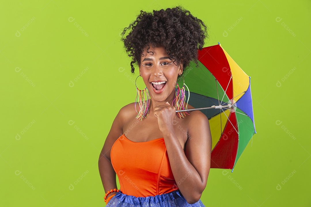 Linda mulher jovem celebrando carnaval