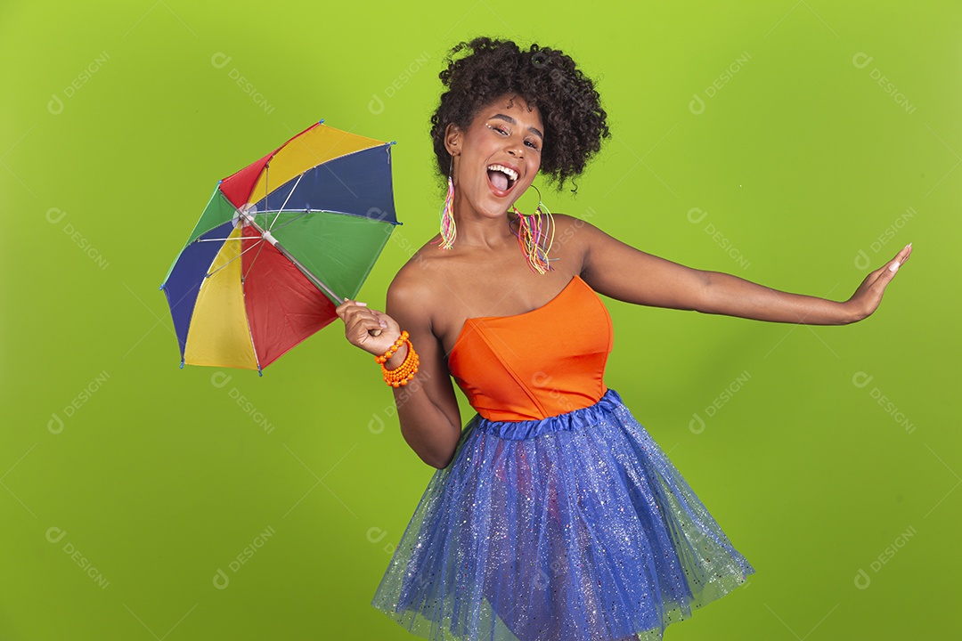 Linda mulher jovem celebrando carnaval