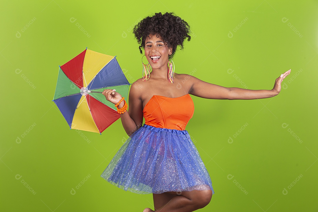 Linda mulher jovem celebrando carnaval