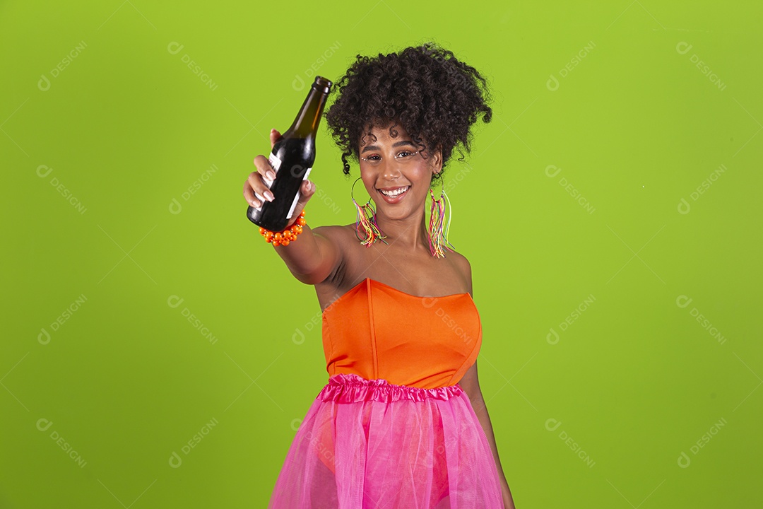 Linda mulher jovem celebrando carnaval