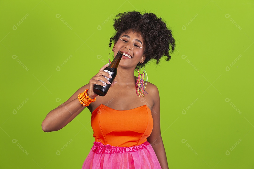 Linda mulher jovem celebrando carnaval