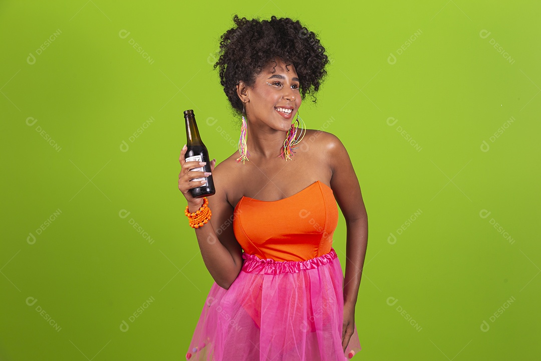 Linda mulher jovem celebrando carnaval