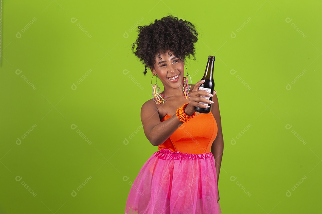 Linda mulher jovem celebrando carnaval