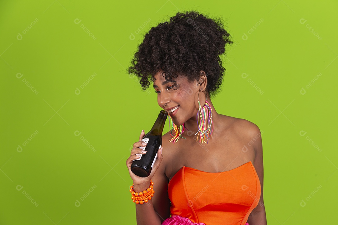 Linda mulher jovem celebrando carnaval