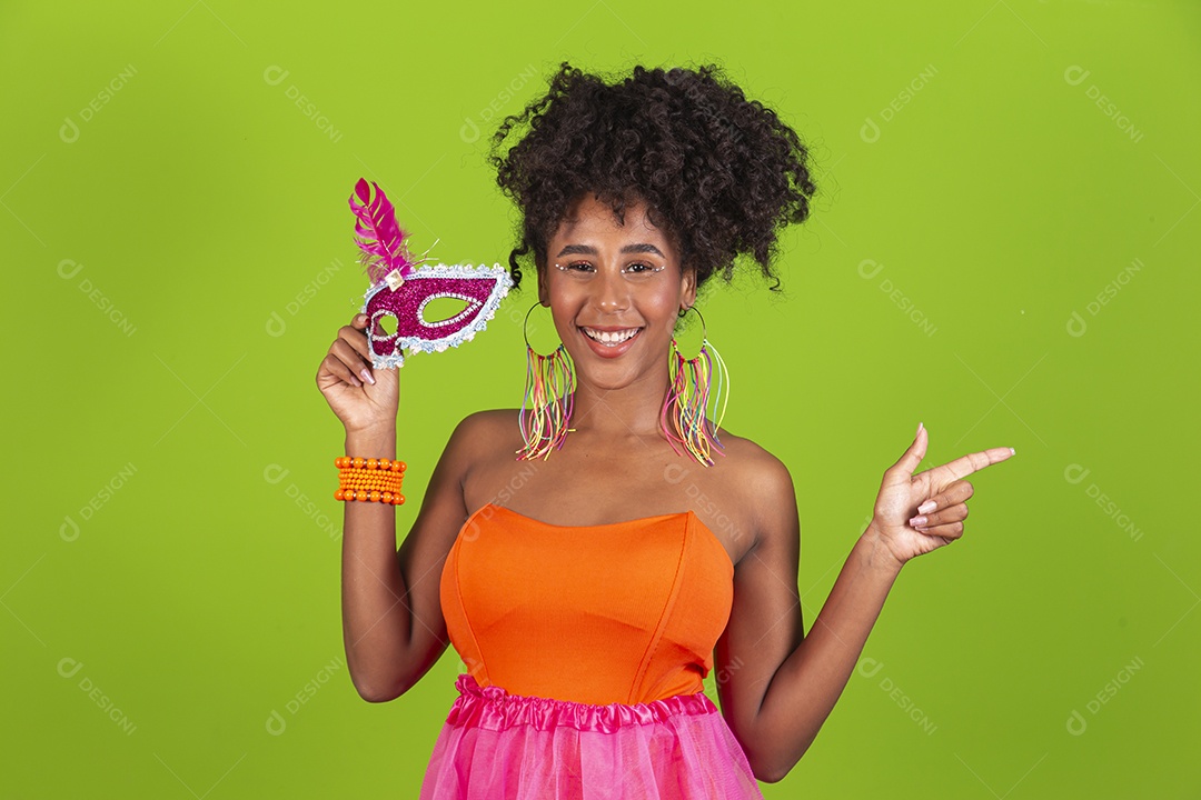 Linda mulher jovem celebrando carnaval