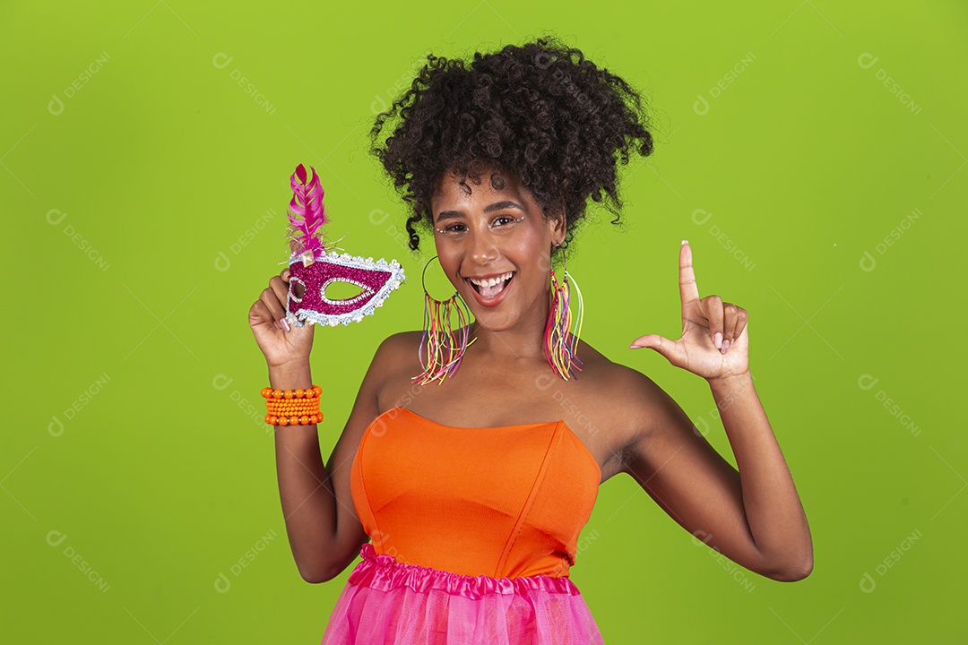 Linda mulher jovem celebrando carnaval