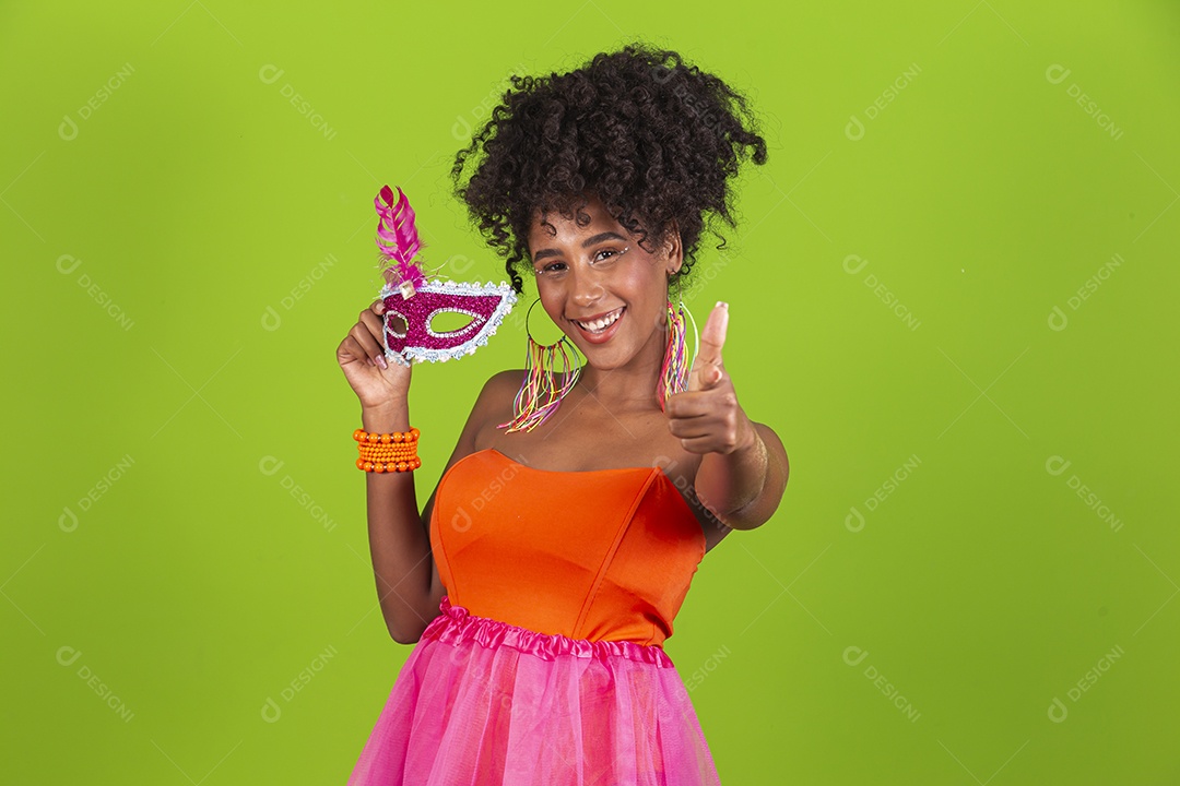 Linda mulher jovem celebrando carnaval