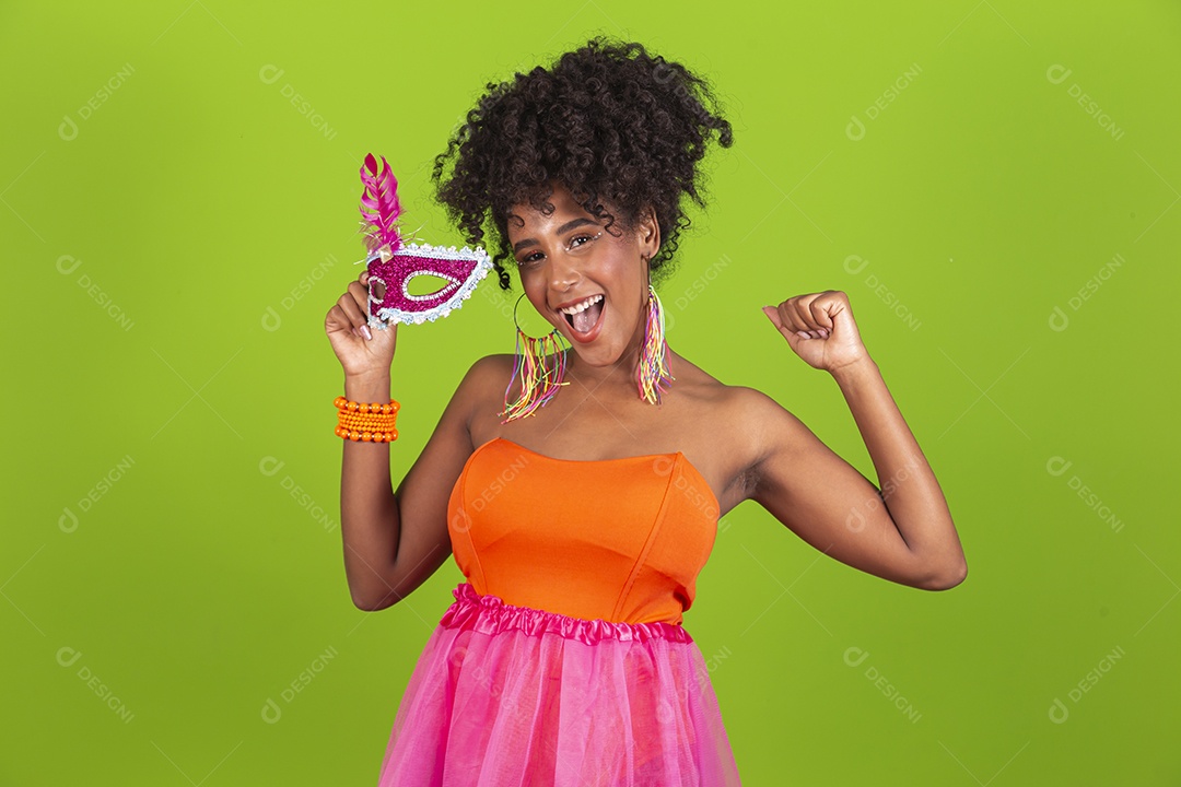 Linda mulher jovem celebrando carnaval