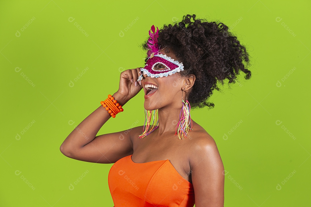 Linda mulher jovem celebrando carnaval