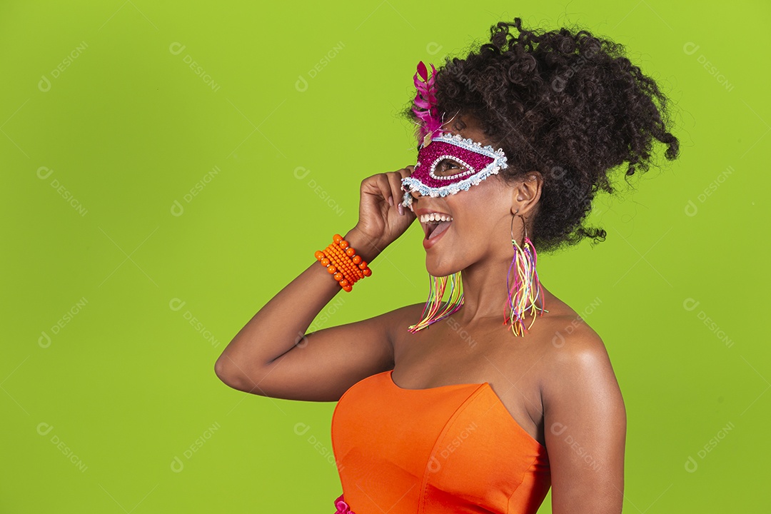 Linda mulher jovem celebrando carnaval