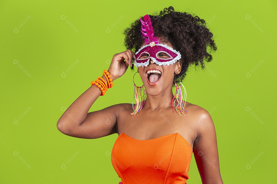 Linda mulher jovem celebrando carnaval