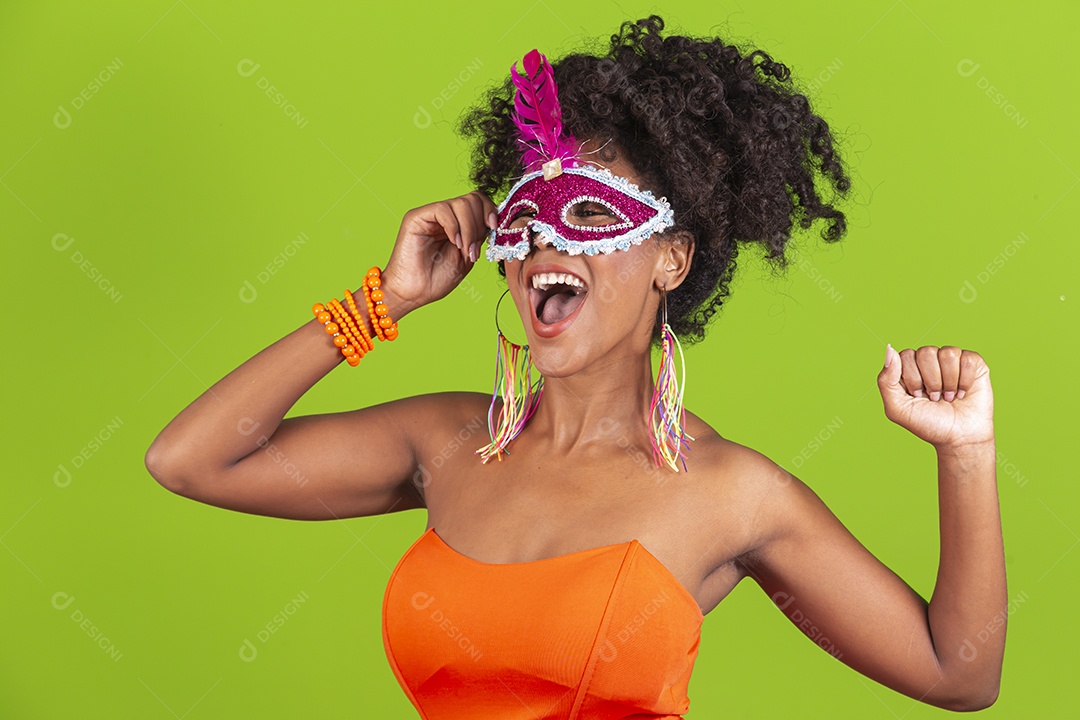 Linda mulher jovem celebrando carnaval
