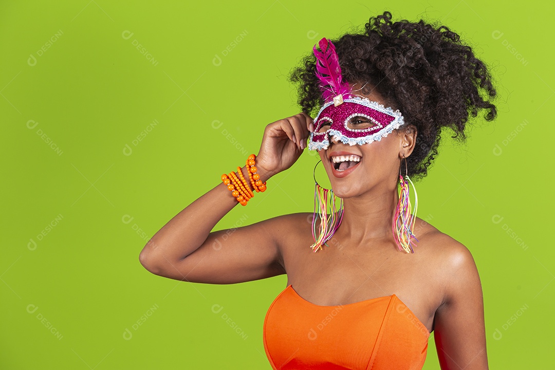 Linda mulher jovem celebrando carnaval