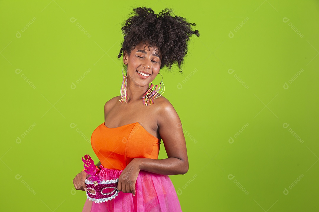 Linda mulher jovem celebrando carnaval