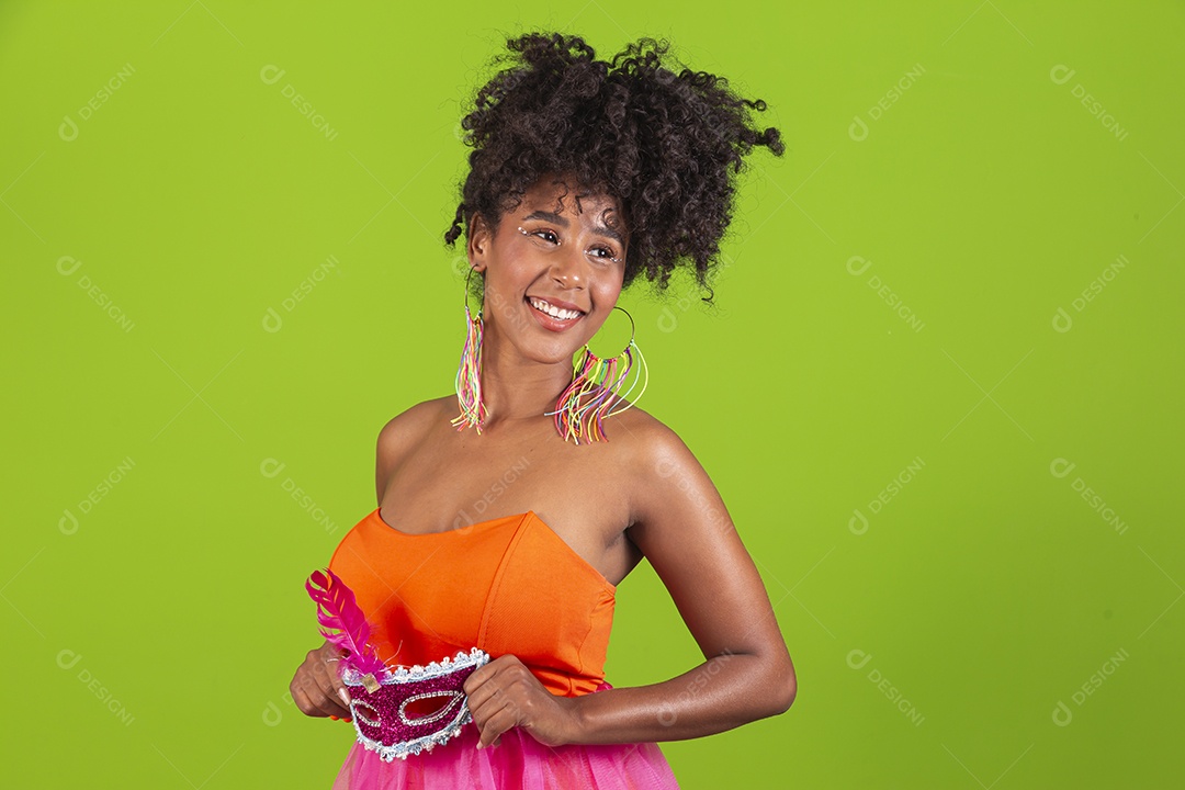 Linda mulher jovem celebrando carnaval