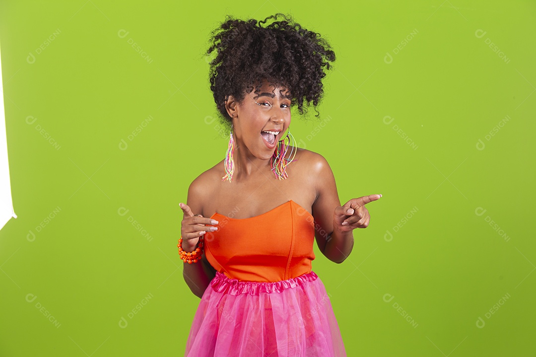 Linda mulher jovem celebrando carnaval