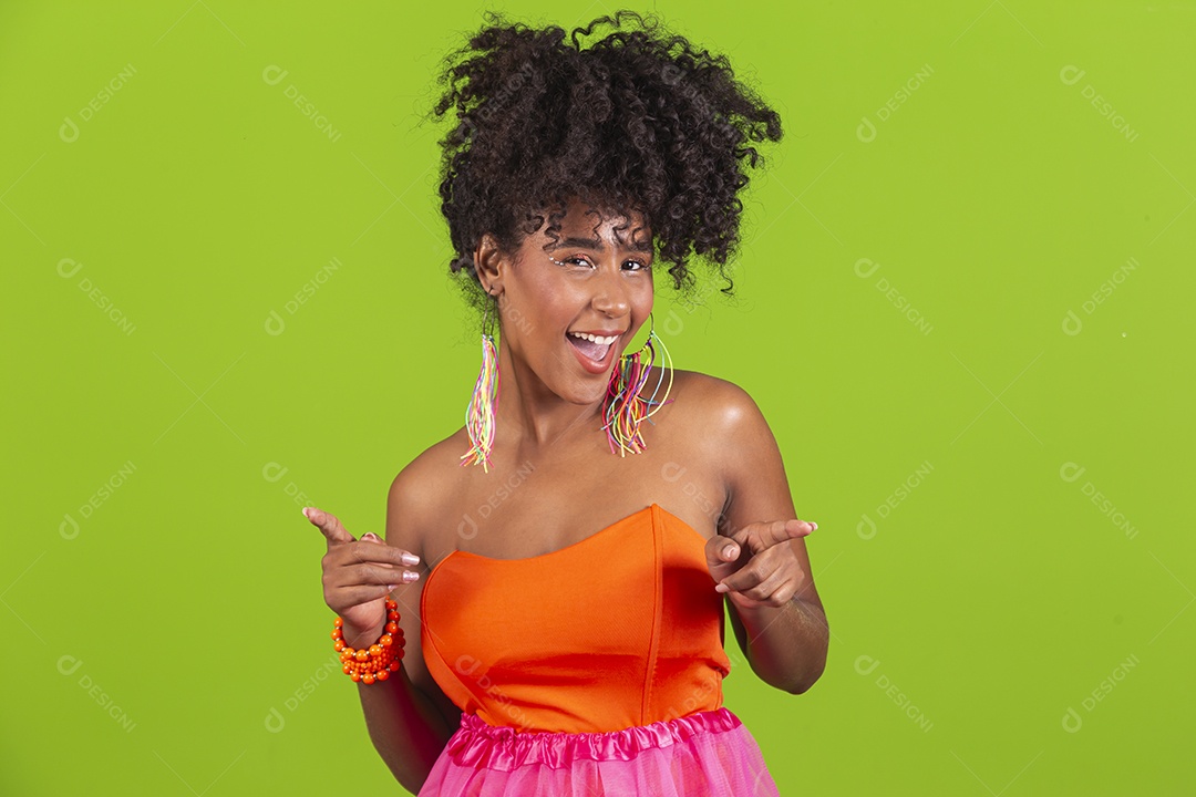 Linda mulher jovem celebrando carnaval