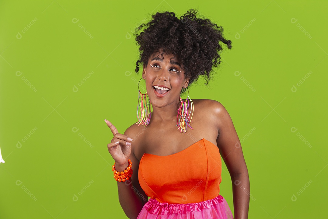 Linda mulher jovem celebrando carnaval