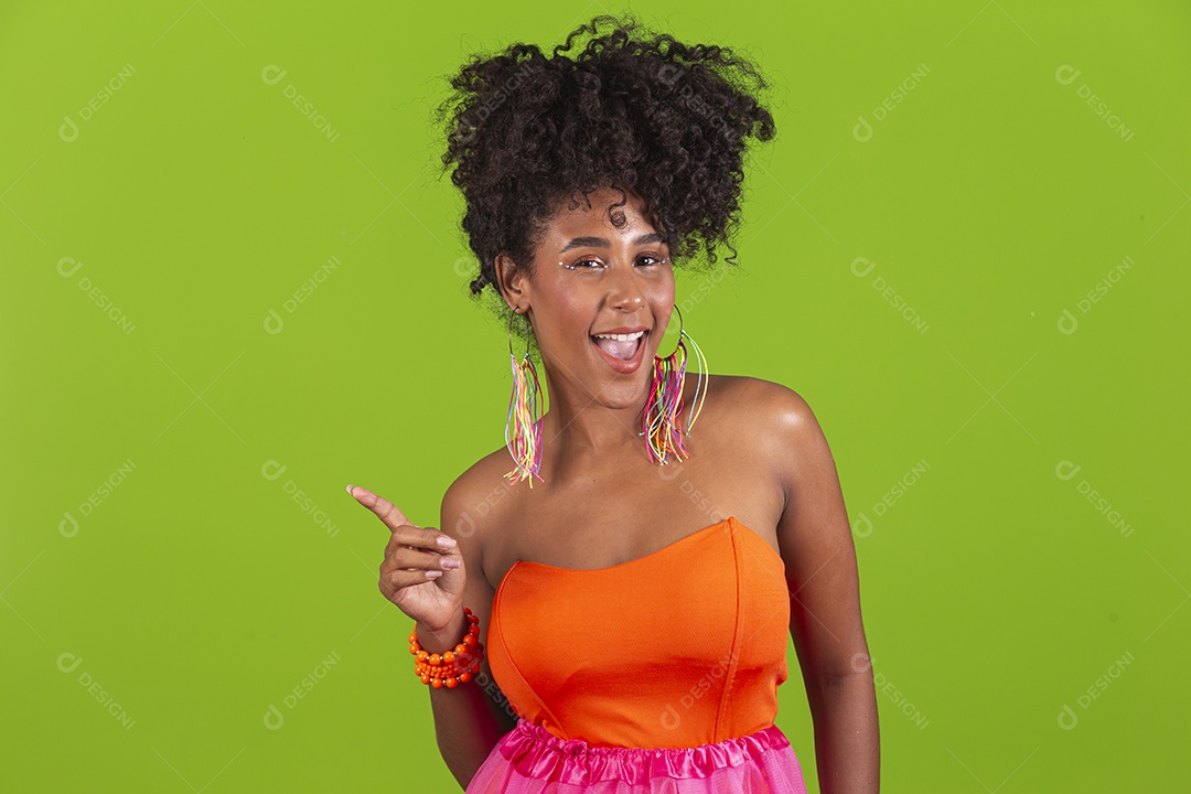 Linda mulher jovem celebrando carnaval