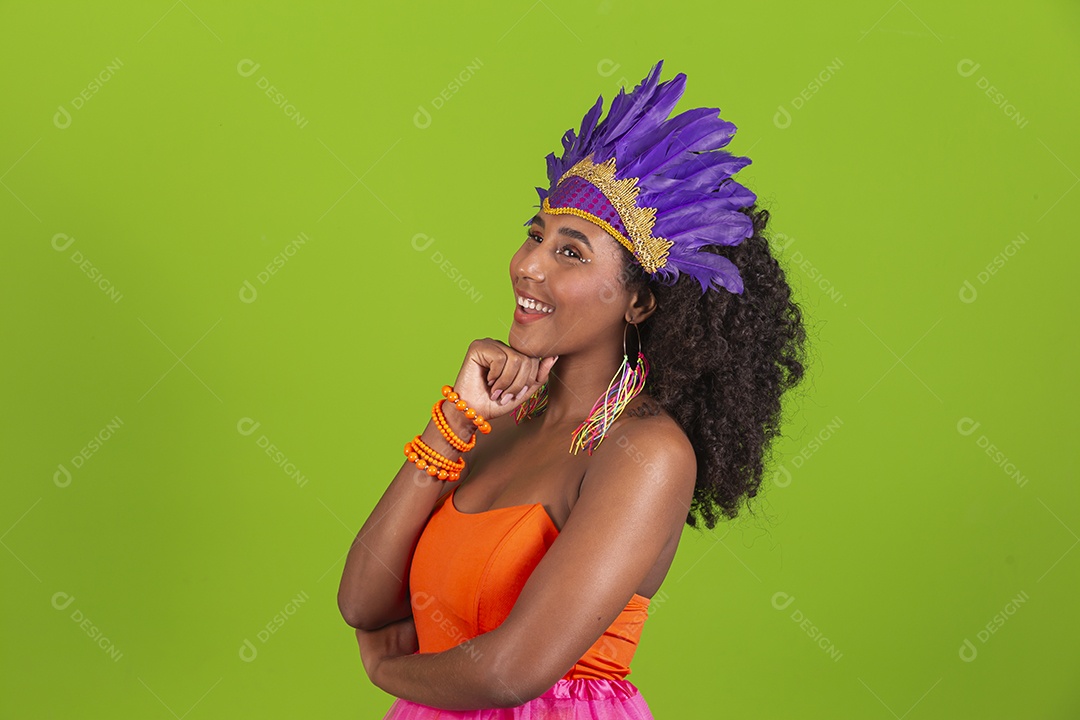 Linda mulher jovem celebrando carnaval