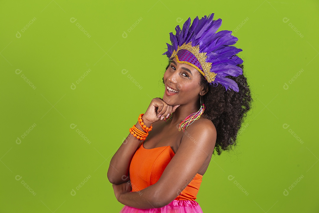 Linda mulher jovem celebrando carnaval