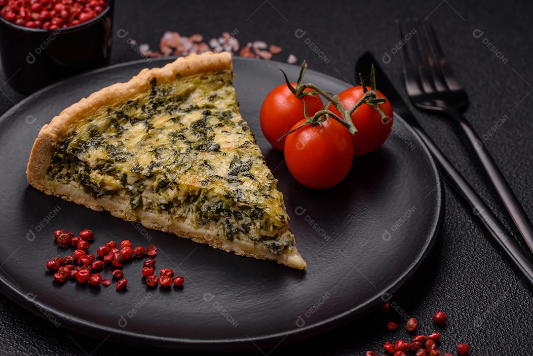 Deliciosa quiche crocante cortada em fatias com queijo, brócolis, tomate, sal, especiarias e ervas sobre um fundo escuro de concreto