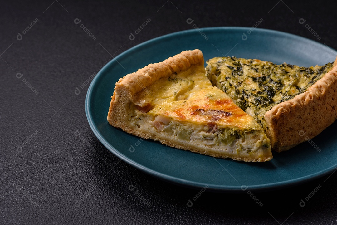 Deliciosa quiche crocante cortada em fatias com queijo, brócolis, tomate, sal, especiarias e ervas sobre um fundo escuro de concreto