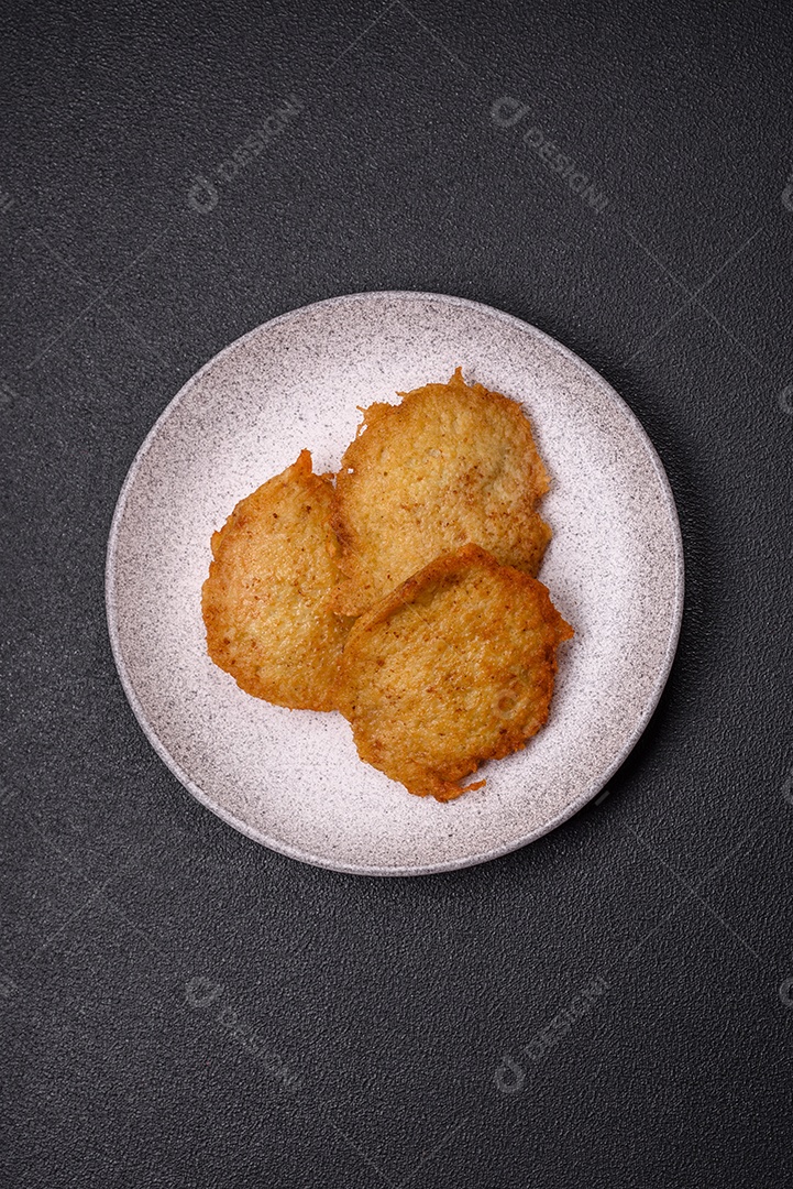 Deliciosa língua de carne cozida ou de porco cortada com cenouras, cebolas, creme de leite e especiarias num prato cerâmico