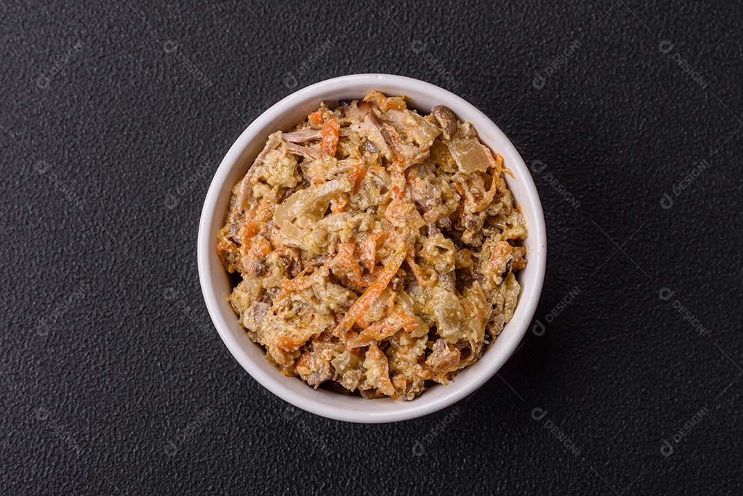 Deliciosa língua de carne cozida ou de porco cortada com cenouras, cebolas, creme de leite e especiarias num prato cerâmico