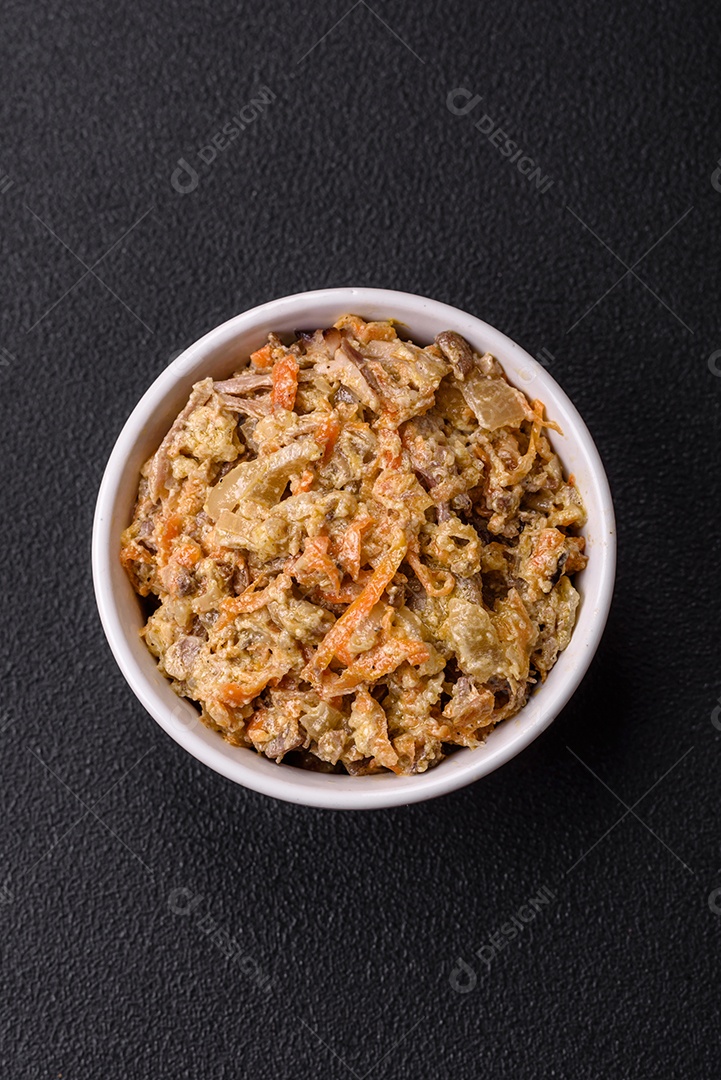 Deliciosa língua de carne cozida ou de porco cortada com cenouras, cebolas, creme de leite e especiarias num prato cerâmico