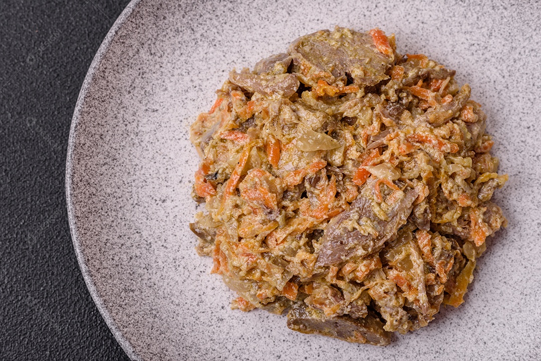 Deliciosa língua de carne cozida ou de porco cortada com cenouras, cebolas, creme de leite e especiarias num prato cerâmico