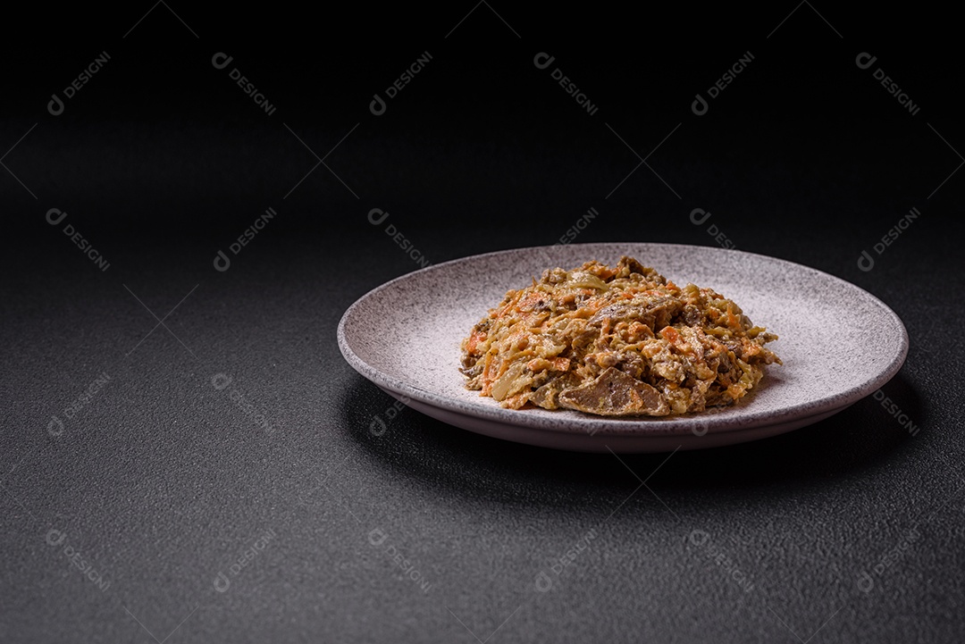 Deliciosa língua de carne cozida ou de porco cortada com cenouras, cebolas, creme de leite e especiarias num prato cerâmico