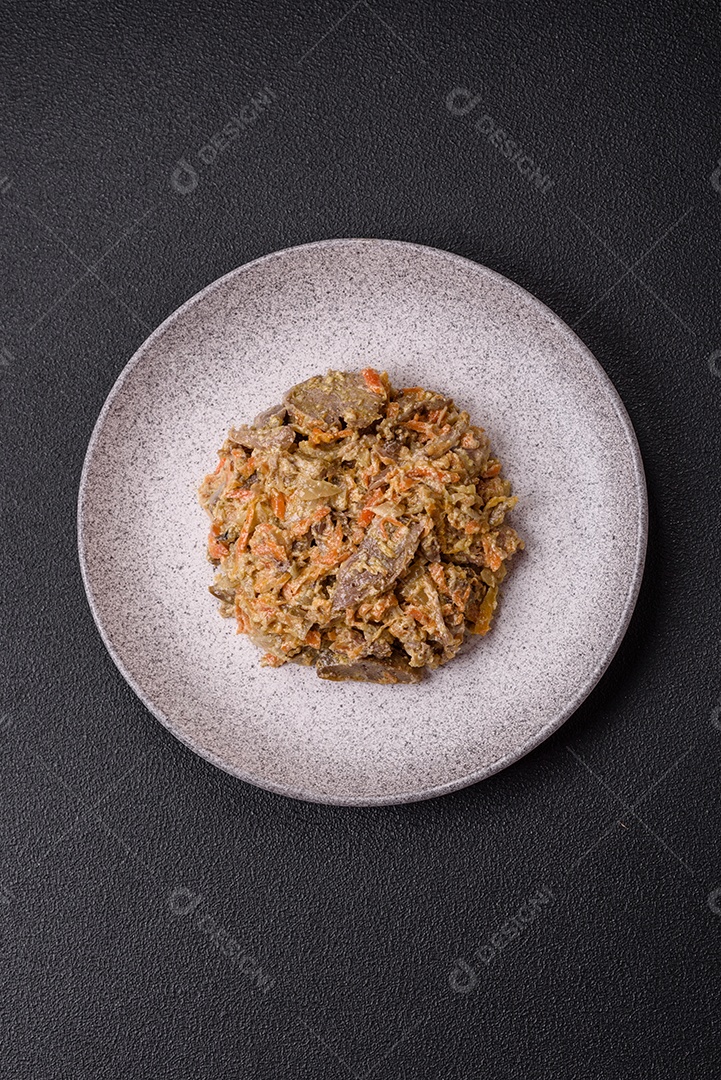 Deliciosa língua de carne cozida ou de porco cortada com cenouras, cebolas, creme de leite e especiarias num prato cerâmico