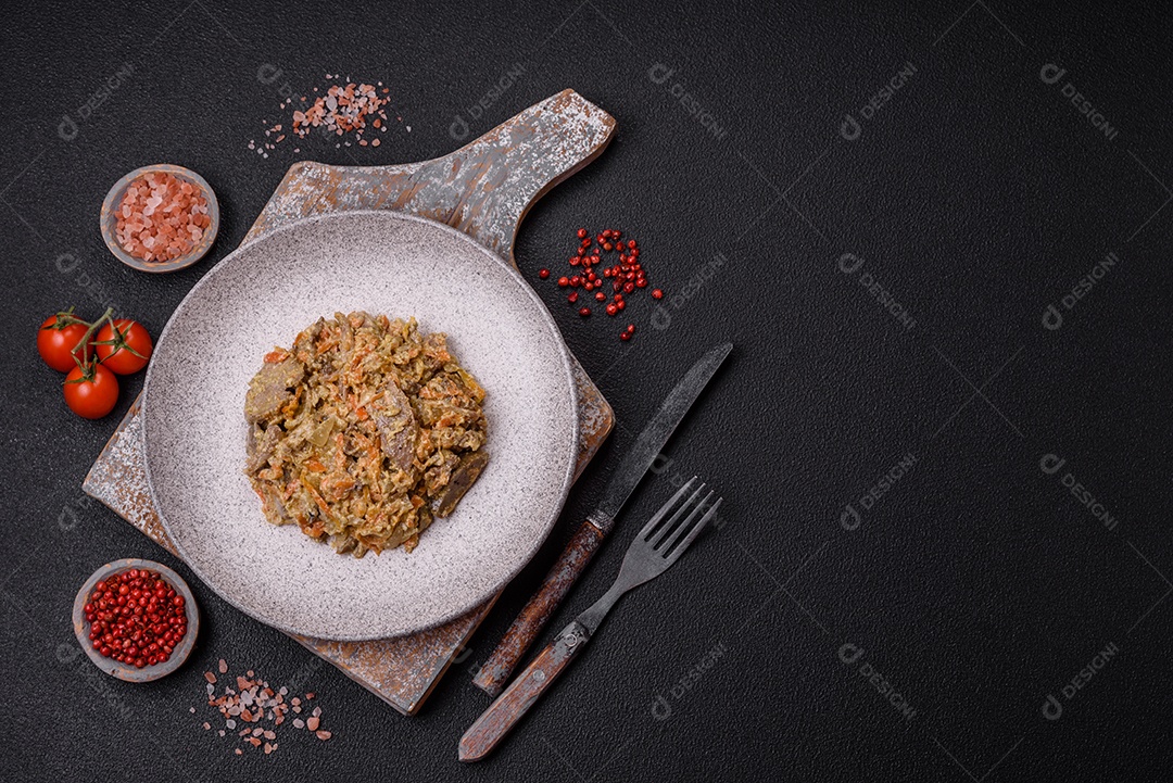 Deliciosa língua de carne cozida ou de porco cortada com cenouras, cebolas, creme de leite e especiarias num prato cerâmico