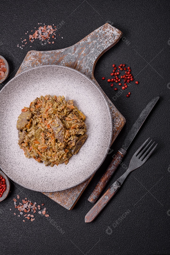 Deliciosa língua de carne cozida ou de porco cortada com cenouras, cebolas, creme de leite e especiarias num prato cerâmico